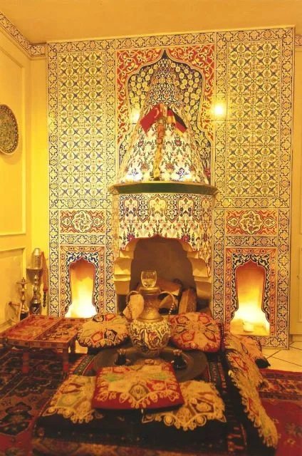 Orientalische Sitzecke mit Teppich, Kissen und gemusterten Wänden