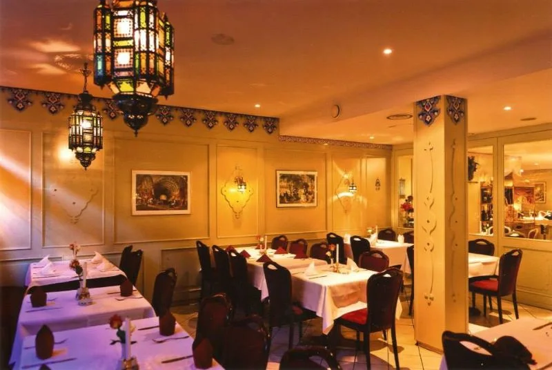 Orientalische Deckenleuchten über den gedeckten Restauranttischen